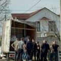 Kamion u dvorište kuće doneo šator i konstrukciju: Očekuje se veliki broj ljudi na sahrani Darkovog brata Dragana
