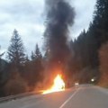 Zapalilo se vozilo kod Užica, buktinja pored glavnog puta