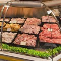 Kako se kreću cene mesa u marketima i pečenjarama pred Uskrs?