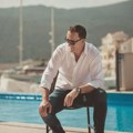 Pevač otkrio kako je ćerkama saopštio da su usvojene: "Nismo čekali da odrastu, slikovito smo im objasnili"