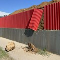 Umalo tragedija kod fabrike „Mladost“: Grudva zemlje teška više desetina kilograma pala na trotoar
