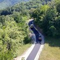 Počelo asfaltiranje puta Devići – Vitlište: Za 4,1 kilometar izdvojeno 119,9 miliona dinara (VIDEO)
