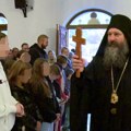 (Foto) Predivna slika iz manastira Rakovica! Mališani iz Leposavića na liturgiji, sa njima i vladika Ilarion