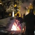 Telegraf ušao u ostatke "Ćacilenda": Građani srušili ogradu, sad cepaju šatore i pale baklje nad njima