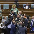 Masovna tuča poslanika u kosovskom parlamentu: Kurtija polili vodom, pesničenje i opšti haos pred govornicom (VIDEO)