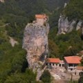 Najizolovanija crkva na svetu nalazi se na samom vrhu stene; Niko ne zna kako je izgrađena (foto, video)