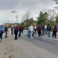 Meštani nekoliko sela u opštini Vrnjačka Banja blokirali put Kruševac-Kraljevo, nezadovoljni zbog eksproprijacije