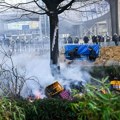 Stotine traktora u Briselu! Demonstranti gađaju policiju petardama, flašama i jajima, upotrebljeni vodeni topovi!