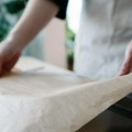 Сјајан трик професионалних кувара Ставите папир за печење на дно рерне; Када видите резултат нећете више пожелети…
