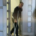 Saša Popović na štakama hoda: Prvi snimak nakon nezgode koju je doživeo: Ovako došao na snimanje "Zvezda Granda" (Video)