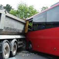 Jedna osoba poginula, a 20 povređeno u sudaru kamiona i autobusa – odbegli kamiondžija uhapšen