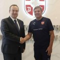 Ivica Dačić posetio fudbalere Srbije pred put na euro: Aleksandra Mitrovića podsetio na zlato iz Litvanije