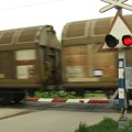 VIDEO: Stao pred voz da ukaže na problem - u Železnici kažu da su rampu lomili i bahati vozači