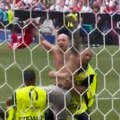 Detalj koji je mnogima promakao: Srpski navijač uleteo na teren protiv Slovenije, iznosilo ga četiri redara! (video)