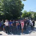 Građani SE okupili Ispred policijske stanice u Severnoj Mitrovici: Protest zbog hapšenja Srba kod mosta na Ibru (video)