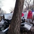 Teška saobraćajka u Banjaluci! Automobilom se zakucao u drvo! Jeziva scena! Stigli hitna pomoć, vatrogasci i policija (foto)