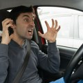 Košmar Autokomande, Bože pomozi! Vozač seče sve trake na kružnom toku i snima drugog koji vozi u kontra smeru