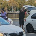 (Paparaco) macina žena nosi roze leopard kofer: Voditeljeva dve decenije mlađa supruga se utegla, on je ispratio na put