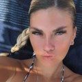 Reperova bivša žena grmi u kupaćem! Skinula se Vanja Ignjatović i pokazala sve skrivene tetovaže (foto)