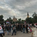 U više mesta okupljanja protiv blokada, narodna muzika i identični transparenti: U Obrenovcu primećeni bajkeri bez tablica
