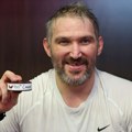 Ovečkin postigao 900. gol u NHL - golman sakrio jubilarni pak u pantalone VIDEO