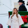(Фото) Јелка до јелке и слика крвавог Трампа: Меланија показала божићне украсе Беле куће, сви гледају у овај призор