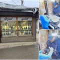 Uznemirujuće! Oružana pljačka zlatare u Novom Pazaru uživo: Kamera snimila razbojnika sa pištoljem i biber sprejom - ukrao…