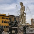 Turistkinja se popela na Neptunovu fontanu u Firenci u okviru izazova, pa napravila štetu od 5.000 evra