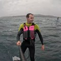 "Molim te nemoj da padneš!" Scena kao iz horor filma: Ajkula jurila surfera, jedva izvukao živu glavu (video)