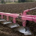(Foto) Ovo je hit ovogodišnjeg Sajma poljoprivrede - roze plug! Firma iz Lovćenca privukla najviše pažnje na Novosadskom…