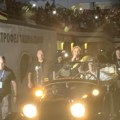Zdravo svima! Ćana na Tašmajdan ušla kabrio-oldtajmerom - Ovo se zove folk spektakl i gori sve (Video)