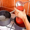 Mleveni paradajz u flašama bez konzervansa: 3 proverena recepta koja mogu da stoje cele zime