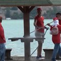 (Video) Fiskultura, podizanje zastave, na posao, pa druženje: Omladinska radna akcija u Novom Pazaru okupila mlade iz Srbije…