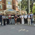 Omladina SNS-a ispred GO Medijana zatražila dokumentaciju o korišćenju službenog vozila