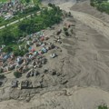 U bujičnim poplavama na granici Nepala i Tibeta najmanje 157 poginulih, talas vode i blata nosio zgrade, mostove i puteve