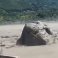 Bujica nosi stenu veličine autobusa kao od šale! Kotrlja je niz dolinu kao dete kliker, novi zastrašujući snimak katastrofe u…