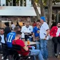 Navijači Srbije sedeli u kafiću, a onda su naišli Holanđani, pa usledilo prepucavanje: "Dušan Tadić..."