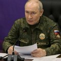 „O ovome nema pregovora!“ Putin obukao vojnu uniformu, pa poručio: Rusija uspostavlja bezbednosnu zonu unutar Ukrajine.