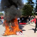 Sukobi u Tirani - demonstranti gađali Ministarstvo prosvete kamenicama, policija upotrebila vodeni top