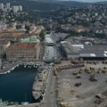 Nevreme im pokvarilo uživanje: Bračni par se nasukao na stene u Rijeci, muškarac teško povređen (foto)