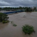 Sava pravi haos u Sloveniji i Hrvatskoj: Nabujala reka se izlila iz korita, očekuje se da će najgore biti večeras (foto…