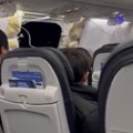 Prvi snimci panike na nebu iznad Amerike Otpao jedan od prozora u avionu, morali prinudno da slete sa 180 putnika