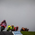 Težak sudar na moto GP: Vozači leteli preko 20 metara, jednog izneli na nosilima (video)