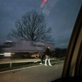 Zakucao se u bankinu, pa se prevrnuo: Teška saobraćajka kod Ikee, stvara se ogromna gužva (foto, video)