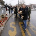 FOTO: Novosadski opozicionari na 40 dana od nesreće odali počast stradalima na Železničkoj stanici