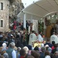 Više hiljada ljudi na slavi u Ostrogu; U Nikšiću večeras litija