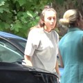Rasčupana emina bez trunke šminke tumara Beogradom! Isplivali Jahovićkini šok snimci! Ogladnela pa navalila na jogurt u…