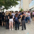 „Nadležni da pronađu osobe koje su napale novinarku Foneta ispred Skupštine Srbije“