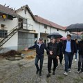 "Najvažnije je da ljudski životi nisu izgubljeni" Ministar poljoprivrede obišao domaćinstva Jovanovića i Bogdanovića koja su…