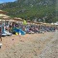 Snimili devojku na Crnogorskom primorju dok u plićaku radi nesvakidašnju stvar: "Pa, stvarno, pored ovakve prirode i čistog…